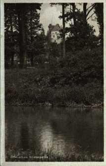 Otmuch&oacute;w : fragment parku nad rzeka, w głębi zamek