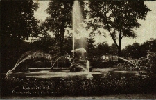 Głubczyce : park z pomnikiem i fontannami