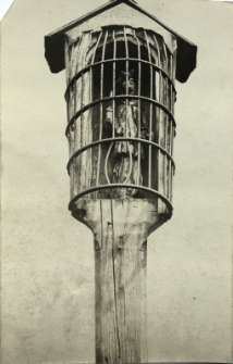 Moch&oacute;w : drewniana słupowa kapliczka przydrożna z figurą św. Jana Nepomucena