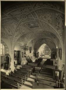 Gryfów Śląski : wnętrze kościoła ; sklepienie nawy głównej, w głębi ołtarz
