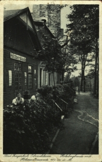 Głuchołazy : schronisko &bdquo;Holzbergbaude&rdquo; z fragmentem wieży widokowej w tle na G&oacute;rze Drzewnej, dziś G&oacute;rze Chrobrego