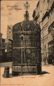 Nysa : studnia miejska (1686 rok) z ozdobnym okratowaniem i dwugłowym orłem