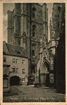 Nysa : wejście do kościoła pw. św. Jakuba St. Apostoła i św. Agnieszki oraz dzwonnica