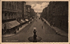 Nysa : widok na ulicę Celną, na pierwszym planie fontanna Trytona