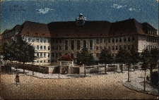 Brzeg : budynek Liceum Miejskiego - widok ze skrzyżowania ulic Jana Pawła II i Armii Krajowej